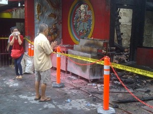 Ratusan Jemaah Datang dan Berdoa di Vihara Dharma Bhakti yang Terbakar