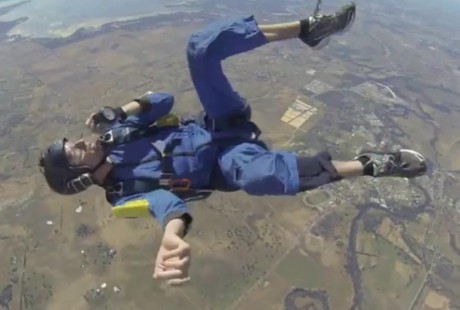 Waduh! Pria Ini Sedang Terjun Bebas, Epilepsinya Kambuh