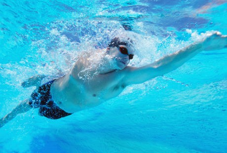 Berenang Bisa Bantu Turunkan Berat Badan Kalau Dilakukan Seperti Ini