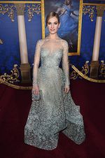 Cantiknya Lily James, Cinderella di Kehidupan Nyata