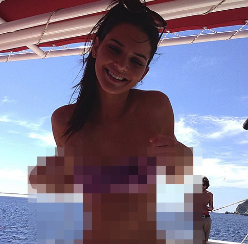 Kendall Jenner Seksi Berbikini di Kapal Pesiar