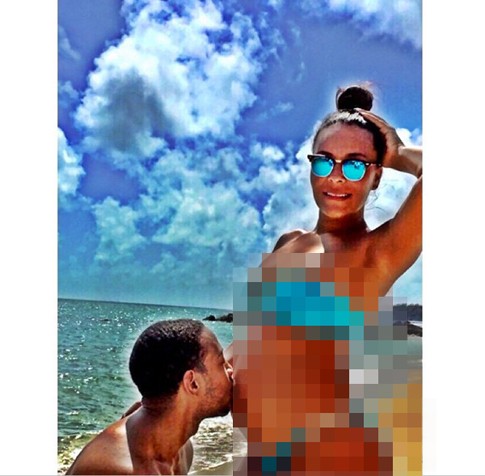 Ludacris Cium Perut Hamil Istri di Pinggir Pantai