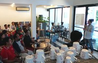 Tepat pukul 10.00 acara dimulai. Agam Abgari, pemilik Anomali Coffee, mulai memberi penjelasan tentang coffee processing (pengolahan kopi) dan coffee tasting (cupping).