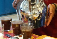 Air panas (90-94 derajat Celcius) kemudian dituangkan pada tiap gelas kopi dan didiamkan 4 menit untuk ekstraksi.