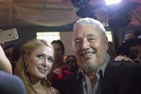 Paris Hilton selfie bersama Fidel Castro Diaz-Balart, putra dari mantan Presiden Kuba Fidel Castro. REUTERS/Alexandre Meneghini/detikFoto.