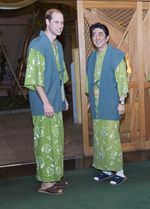 Pangeran William Kenakan Yukata dan Jubah Samurai di Jepang