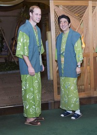 Ini penampilan Pangeran William dibalut yukata atau kimono bersama Perdana Menteri Jepang Shinzo Abe. Arthur Edwards/Pool/Getty Images/detikFoto.