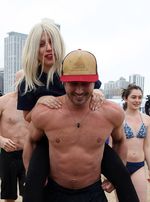 Byurrr... Lady Gaga Basah-basahan Bareng Pacar