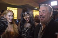 Paris juga hadir bersama model asal Inggris, Naomi Campbell. REUTERS/Alexandre Meneghini/detikFoto.