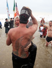 Brrr... pelantun 'Applause' itu terlihat kedinginan. Tasos Katopodis/Getty Images/detikFoto.