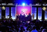 Lea dan para bintang 'Glee' juga tampil di atas panggung. Kevin Winter/Getty Images/detikFoto.