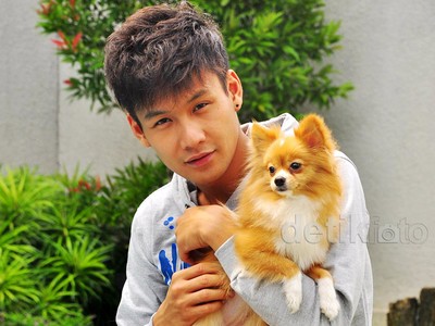 Fendy Chow dan Anjing Pomerania Kesayangannya