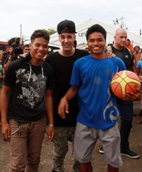 Ini foto Justin saat mengunjungi Filipina pasca badai maut Haiyan. dok. Getty Images