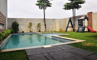    Kolam renang ini berada di sekitar townhouse tempat tinggal pesinetron Fendy Chow.