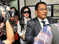Syahrini dan pengacaranya, Hotman Paris saat ditemui di Gedung Summitmas, Sudirman, Jakarta, Senin (2/3/2015) sebelum diperiksa Mabes Polri. Pool/Noel/detikFoto.