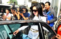 Ia mengenakan blus putih yang dihiasi ikat pinggang rantai berwarna emas. Pool/Noel/detikFoto.