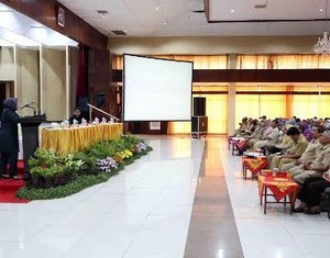 Jelang Unas, Risma Sebarkan Virus Jujur ke Kepala Sekolah