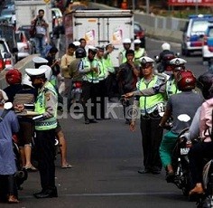 Gencarkan Patroli Skala Besar, Polisi Periksa Barang Pengendara