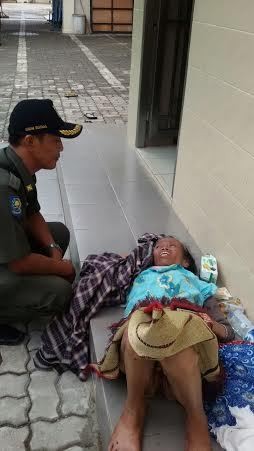 Nenek Ini Terlantar Berhari-hari di Lebak Bulus dalam Kondisi Sakit