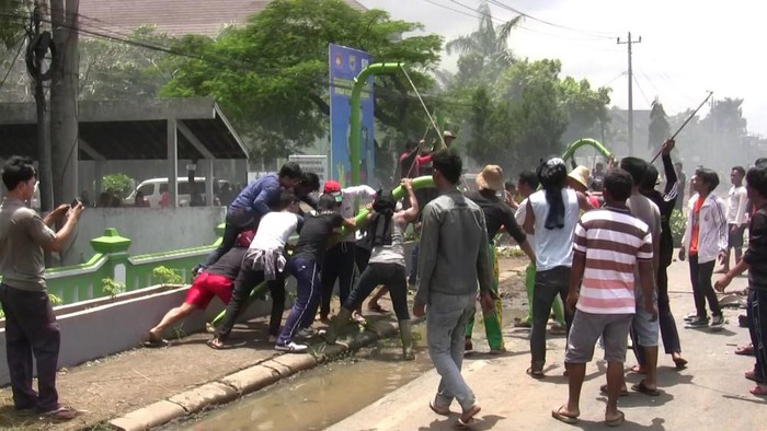 Berbagai Foto Amukan Nelayan Batang saat Demo Lumpuhkan Pantura