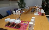 Persiapan untuk coffee blending. Di setiap meja disiapkan tiga jenis kopi lengkap dengan sendok untuk melakukan cupping dan coffee blending.