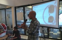 Irvan Helmi sedang menjelaskan mengenai karakteristik dan kualitas green bean kopi jenis Arabika dan Robusta.