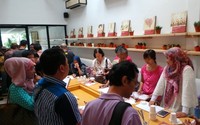 Para peserta sedang melakukan identifikasi aroma serta rasa sebelum melakukan coffee blending.