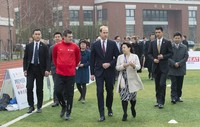 Di hari ketiga kunjungannya di Tiongkok pada Selasa (3/3/2015) waktu setempat, Pangeran William menyempatkan diri untuk mampir ke kamp pelatihan sepakbola Premiere League di Shanghai. Chris Jackson/Getty Images/detikFoto.