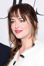 Parade Penampilan Dakota Johnson di Premiere 'Fifty Shades of Grey'
