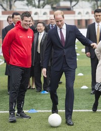 Ditemani instruktur sepakbola dari Premiere League, Pengeran William bersiap menendang bola. Tim Rooke/Pool/Getty Images/detikFoto.