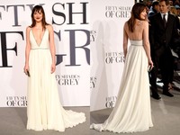 Promosi di London, Inggris pada (12/2), Dakota Johnson pamer belahan dada serta punggungnya yang seksi lewat gaun putih dari Saint Laurent. Ian Gavan/Getty Images/detikFoto.