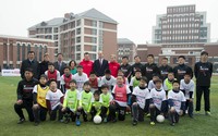 Di akhir acara, Putra Mahkota Kerajaan Inggris itu juga sempat berfoto bersama murid-murid kamp Premiere League. Tim Rooke/Pool/Getty Images/detikFoto.