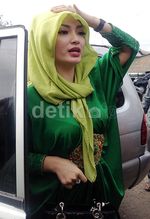Zaskia 'Gotik' Tampil Berkerudung