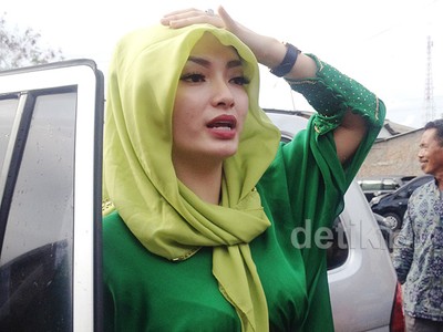 Zaskia Gotik Tampil Berkerudung