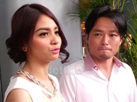 Tak sendiri, Tiwi tampil bersama sang suami, Shogo saat ditemui di Gedung TransTV di kawasan Tendean, Jakarta Selatan.
