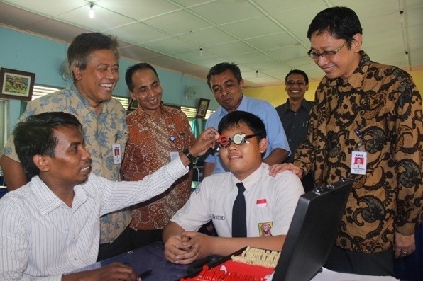 Kacamata Gratis Untuk Siswa Berekonomi Lemah