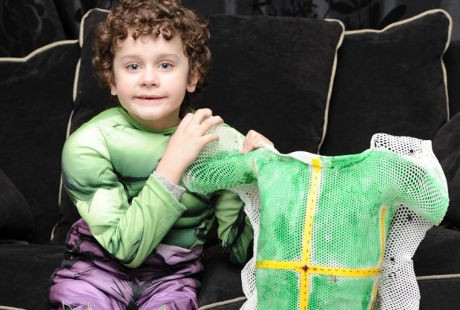 Dibuatkan Kostum Hulk, Bocah 5 Tahun Ini Tak Gentar Hadapi Neuroblastoma