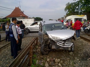 Brak! Pria Ini Selamat Setelah Mobilnya Tertabrak Kereta Api