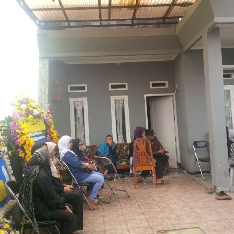 Duka di Rumah Tatang Koswara, Ratusan Orang Siap Antar ke Pemakaman Duka di Rumah Tatang Koswara, Ratusan Orang Siap Antar ke Pemakaman