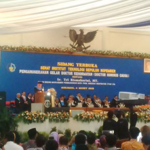 Sukses Bangun Kota, Risma Raih Gelar Doktor Honoris Causa dari ITS