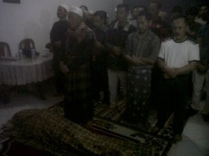 Disambut Isak Tangis Keluarga, Jenazah Tatang Koswara Tiba di Bandung