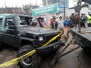 Pengemudi Mobil yang Tabrak Kantor Apartemen Bassura City Diduga Mabuk