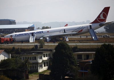 Roda Depan Turkish Airlines Patah Saat Mendarat