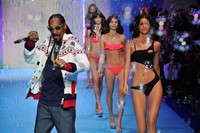 Turut meramaikan Etam show di Paris Fashion Week, Snoop Dog tampil eksis di runway bersama para model seksi. Kristy Sparow/Getty Images/detikFoto.