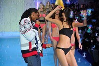 Tak hanya bernyanyi, rapper berusia 43 tahun itu juga mengajak para model berdansa. Kristy Sparow/Getty Images/detikFoto.