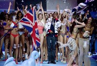 Snoop Dog dikelilingi model seksi. Pascal Le Segretain/Getty Images/detikFoto.