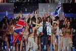 Snoop Dog Dikelilingi Model-model Seksi di Paris Fashion Week