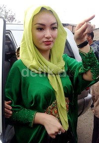 Zaskia 'Gotik' tampil berkerudung. Dicky Ardian/detikHOT.