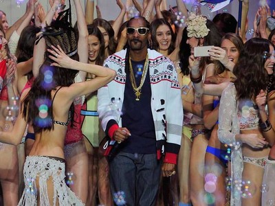 Snoop Dog Dikelilingi Model-model Seksi di Paris Fashion Week