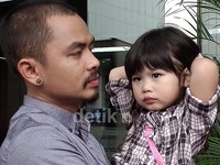 Setiap pulang kerja, Wendy selalu mengajak anak-anaknya untuk bermain.